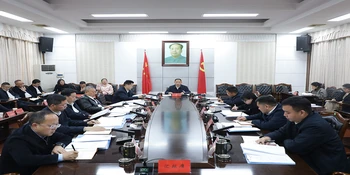 郑湘主持召开县委常委会会议