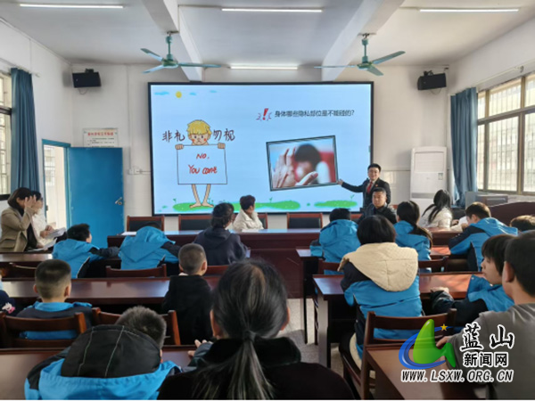 蓝山县特殊教育学校开展“温暖护蕾·护航成长”法治进校园活动.jpg
