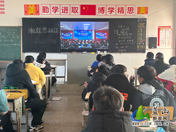正市学校组织师生集中观看“湘超思政课”直播.jpg
