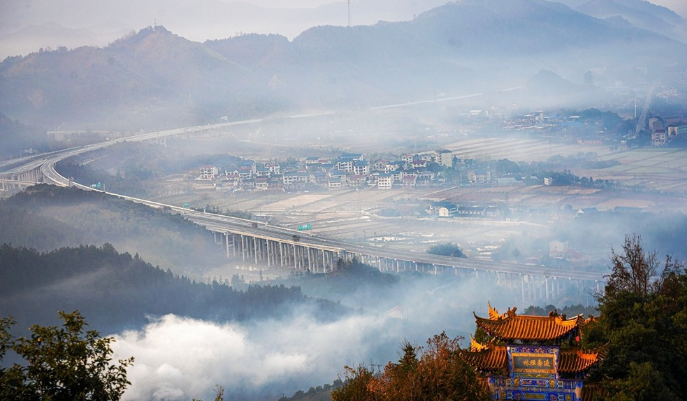 薄雾萦绕：靖州苗侗风情在雾霭中“灵动定格”