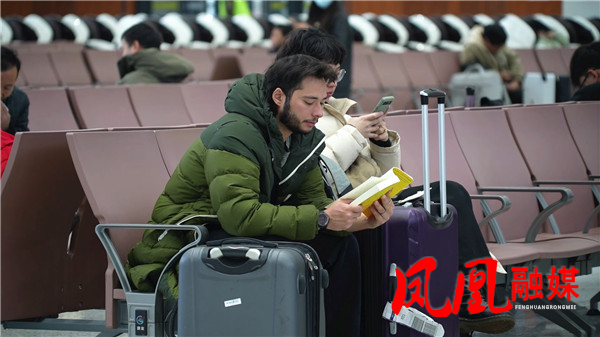 凤凰古城：迎高铁新突破 首开始发穗广列车[00_03_51][20260117-185347].jpg