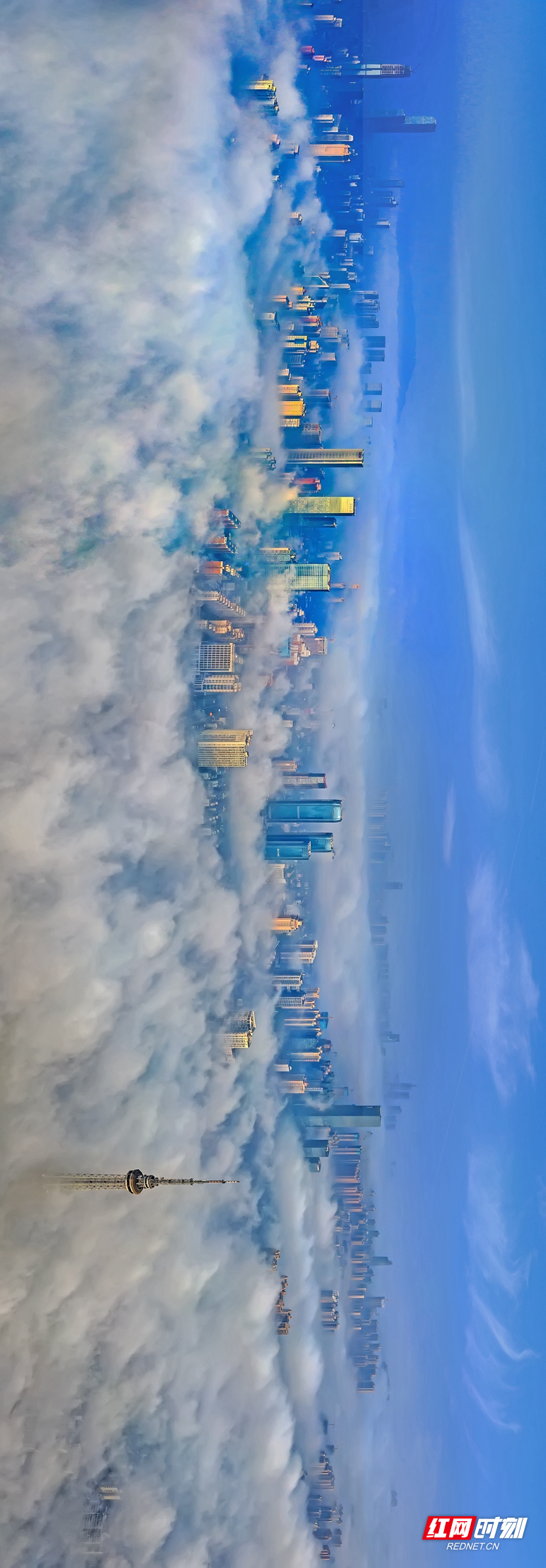 《家住彩云间》  周灿黎_副本.jpg