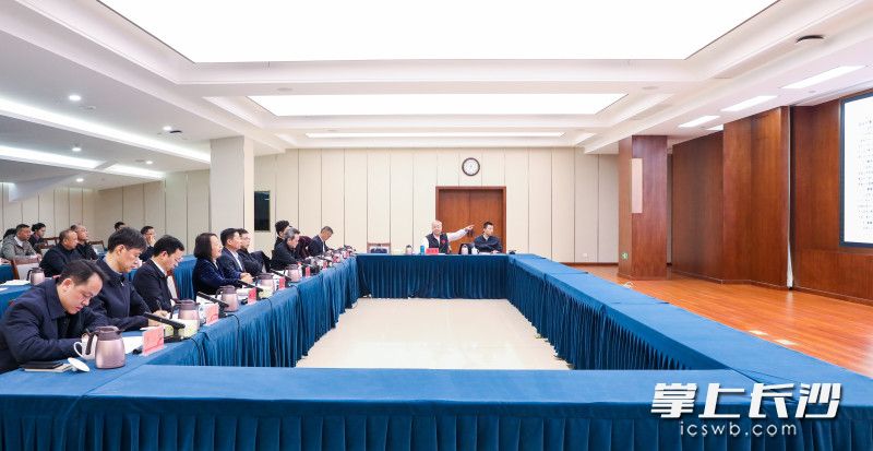 1月17日,市委副书记、市长陈博彰就第十六届全运会长沙赛区筹备工作与专家座谈交流。长沙晚报全媒体记者 董阳 摄 1月17日,市委副书记、市长陈博彰就第十六届全运会长沙赛区筹备工作与专家座谈交流。长沙晚报全媒体记者 董阳 摄