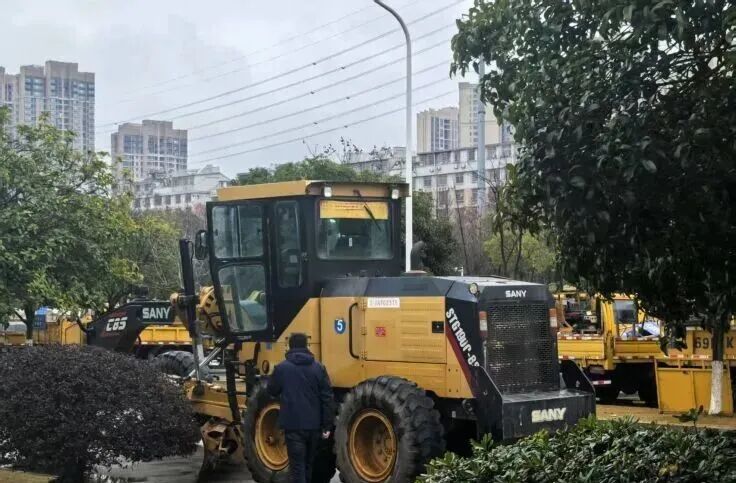 铲雪车严阵以待。 长沙县城管局供图