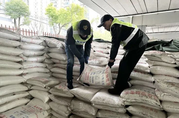雨花环卫正在搬运环保融雪剂。 雨花环卫供图