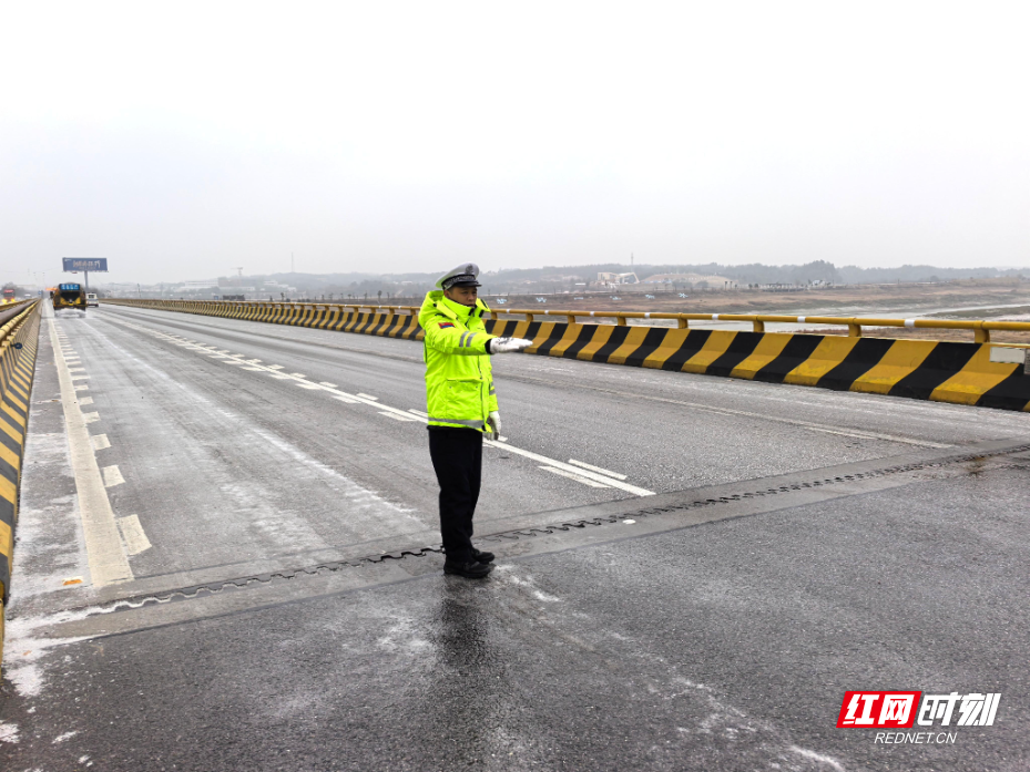 交警部分在道路结冰路段疏导交通 (2).jpg 交警部分在道路结冰路段疏导交通 (2).jpg