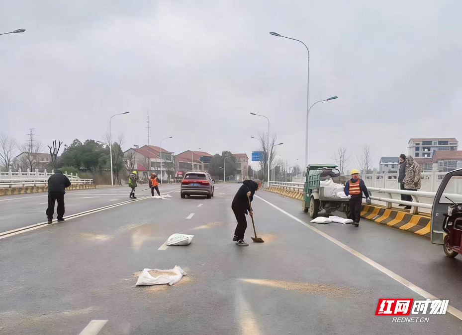 县城管局(市政维护中心)对城区道路及桥梁撒盐融冰.jpg 县城管局(市政维护中心)对城区道路及桥梁撒盐融冰.jpg