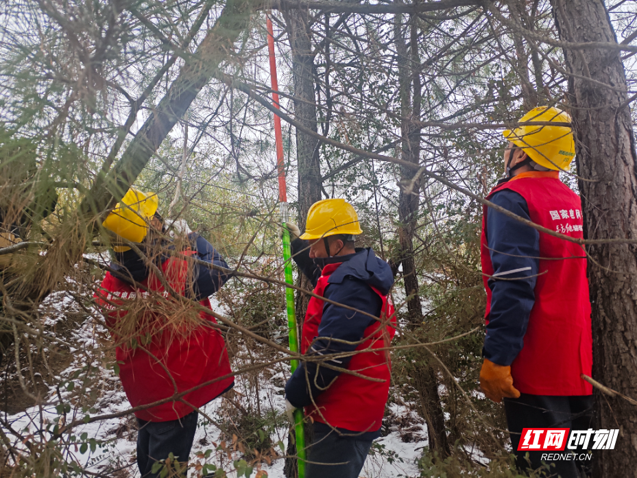 县供电公司工作人员正在排除隐患.jpg 县供电公司工作人员正在排除隐患.jpg
