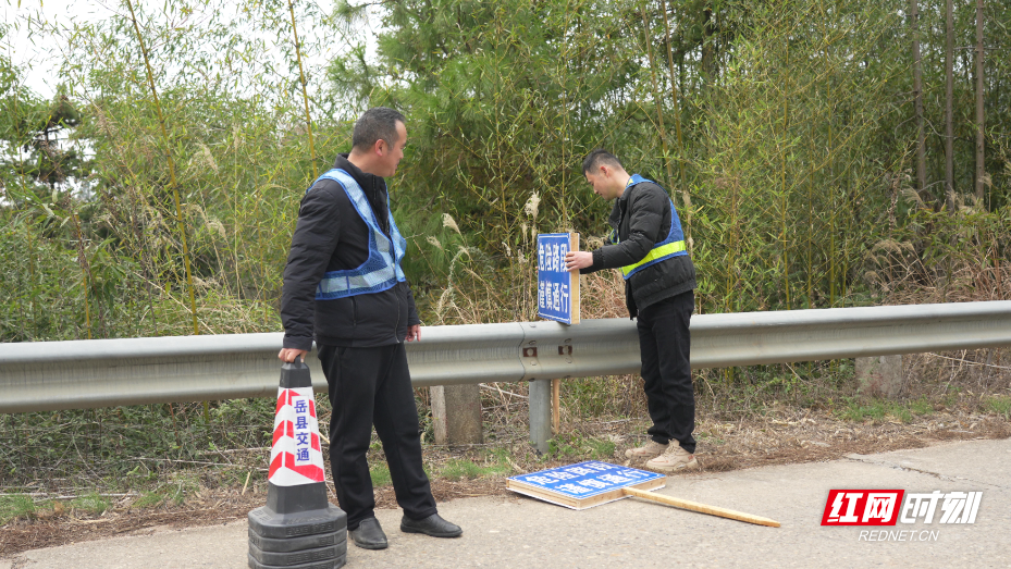 县农村公路养护中心工作人员正在巡查道路情况并提前设置警示标牌.JPG 县农村公路养护中心工作人员正在巡查道路情况并提前设置警示标牌.JPG