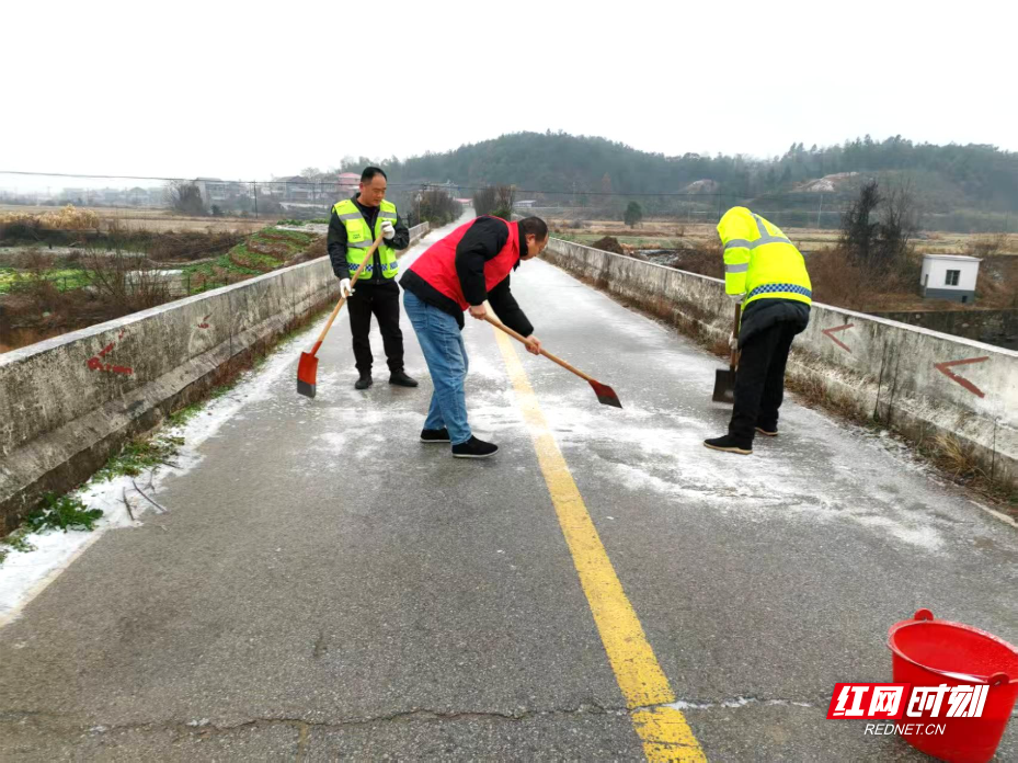 新开镇各村组织力量在桥梁、路口等主要路段撒盐除冰.jpg 新开镇各村组织力量在桥梁、路口等主要路段撒盐除冰.jpg