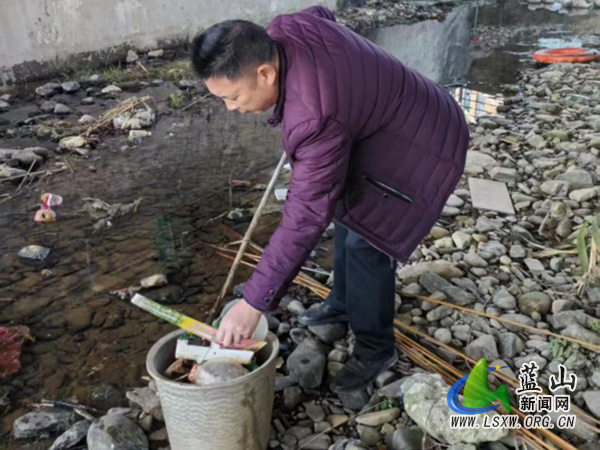 犁头瑶族乡：寒冬清河道 水畅岸洁暖民心.jpg