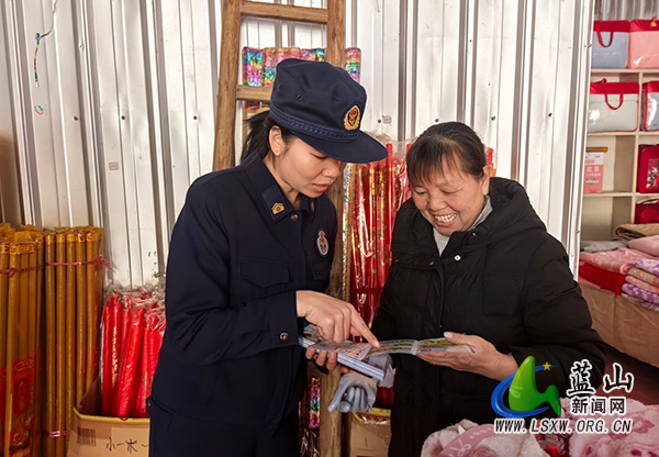 蓝山县消防救援大队走进乡镇沿街商铺开展预防“小火亡人”消防宣传活动_1.jpg