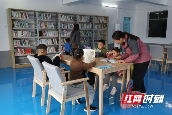 刷卡即借 + 延时开放！我县首座智慧书屋启用 (5).JPG