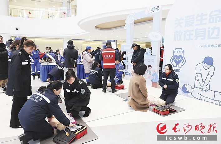 活动现场，市民们在专业导师的指导下，学习心肺复苏等急救操作。受访方供图