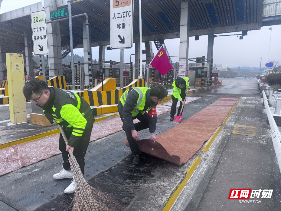 刘文龙抗冰保畅(左一).jpg 刘文龙抗冰保畅(左一).jpg