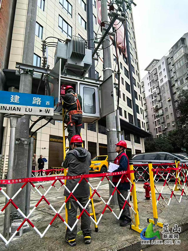 国网蓝山县供电公司筑牢低温雨雪冰冻天气保电防线.jpg 国网蓝山县供电公司筑牢低温雨雪冰冻天气保电防线.jpg