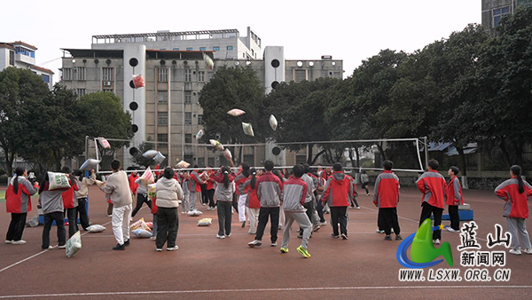 湘江源中学:“枕头大战”为中考学子减压赋能.jpg 湘江源中学:“枕头大战”为中考学子减压赋能.jpg
