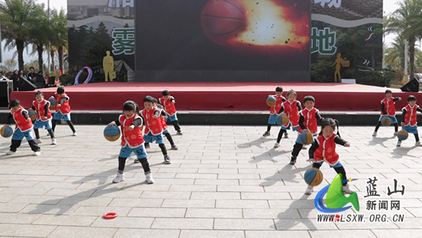 我县举办“冲锋吧少年·艺启向未来”教育消费嘉年华活动.jpg 我县举办“冲锋吧少年·艺启向未来”教育消费嘉年华活动.jpg