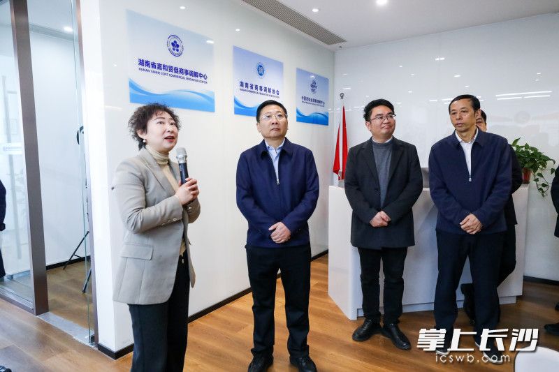 陈博彰在国际商务商事服务区调研。均为长沙晚报全媒体记者 董阳 摄