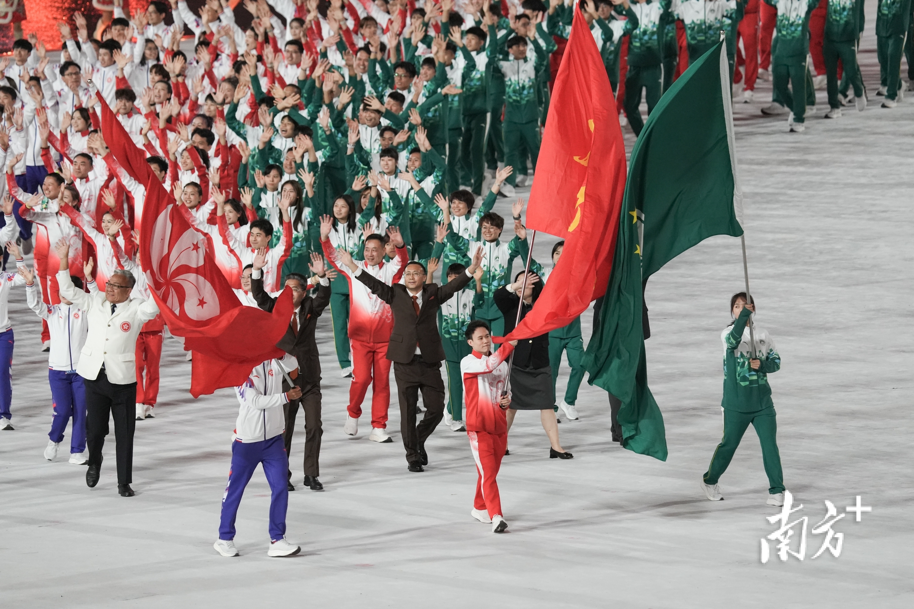 十五运会东道主广东、香港、澳门体育代表团。这是粤港澳三地首次携手承办全运会。 十五运会东道主广东、香港、澳门体育代表团。这是粤港澳三地首次携手承办全运会。