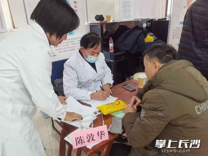 名老中医及青年骨干医师走进社区。