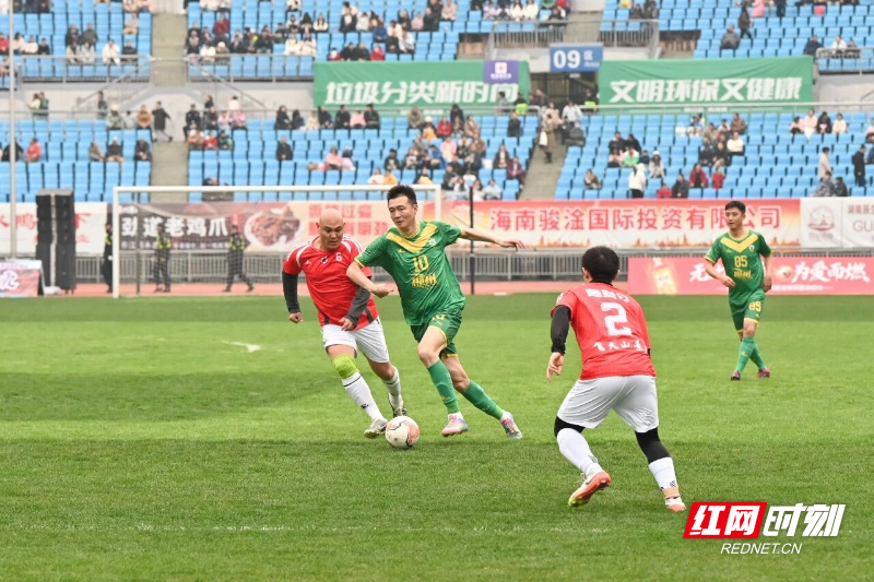 组图｜“绿茵激情·为爱而燃”明星邀请赛在郴州火热开赛