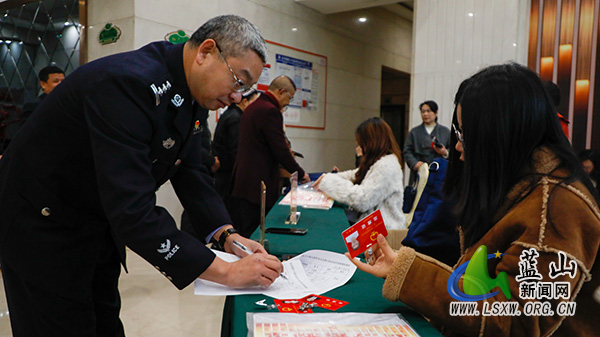 县人大代表向大会报到 共绘高质量发展新图景2.jpg