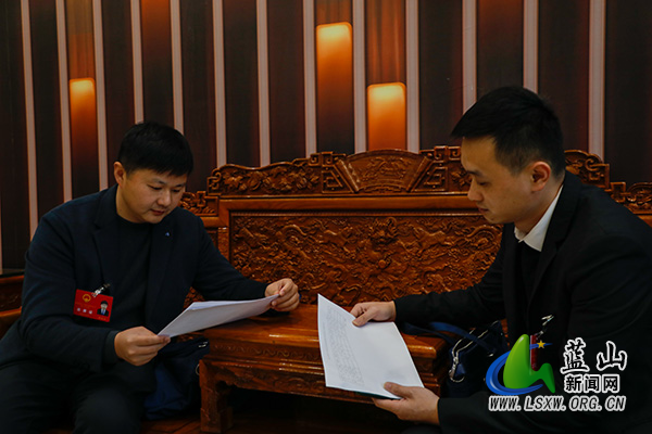 县人大代表向大会报到 共绘高质量发展新图景1.jpg