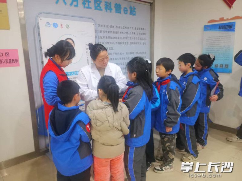 青少年开展沉浸式体验。