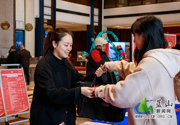 【聚焦两会】聚共识 担使命 蓝山县政协委员向大会报到2.jpg