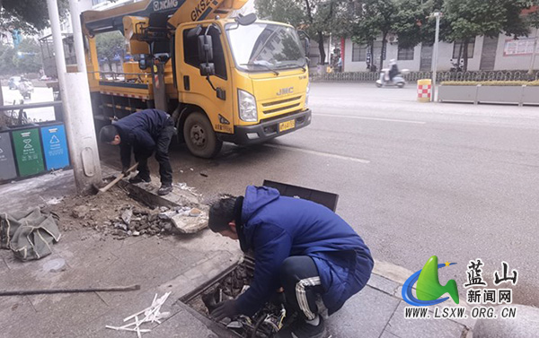 蓝山县城市管理和综合执法局:积极应对低温雨雪冰冻天气 守护群众夜间出行安全.jpg 蓝山县城市管理和综合执法局:积极应对低温雨雪冰冻天气 守护群众夜间出行安全.jpg