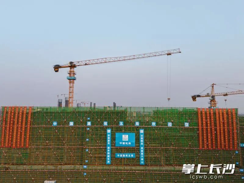湘郡培粹实验中学隆平校区实现主体结构全面封顶。  长沙晚报全媒体记者 王志伟 通讯员 张晓 摄