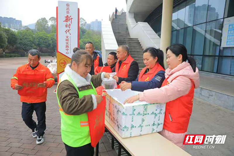 中心发粥2.jpg 中心发粥2.jpg