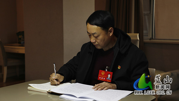 【聚焦两会】新闻特写：人大代表履职尽责 聚焦发展提建议1.jpg