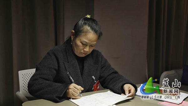 【聚焦两会】新闻特写：人大代表履职尽责 聚焦发展提建议2.jpg