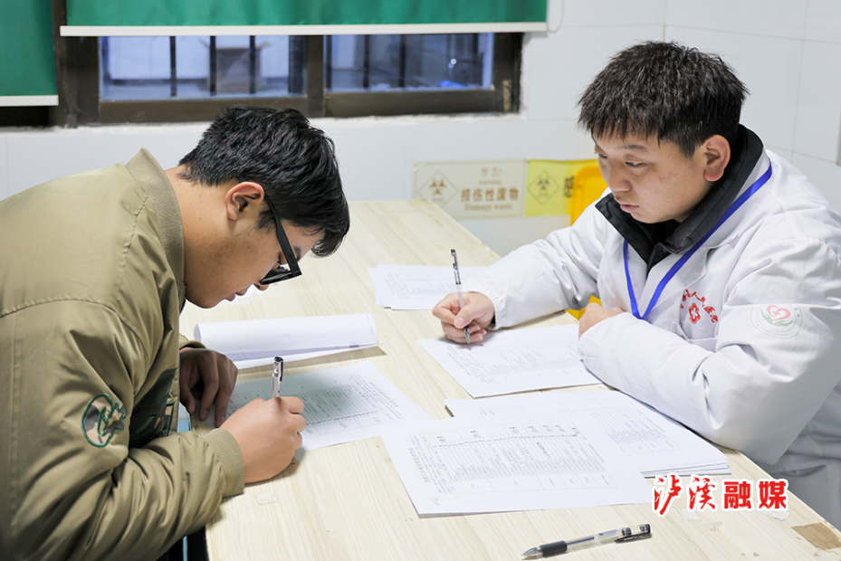 填写病史调查征兵表.jpg 填写病史调查征兵表.jpg