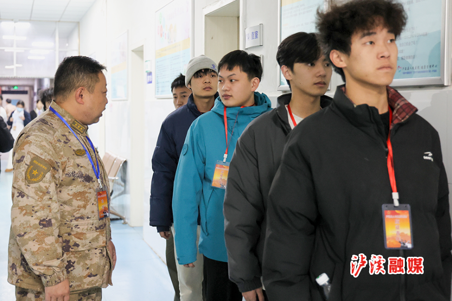征兵体检现场.jpg 征兵体检现场.jpg