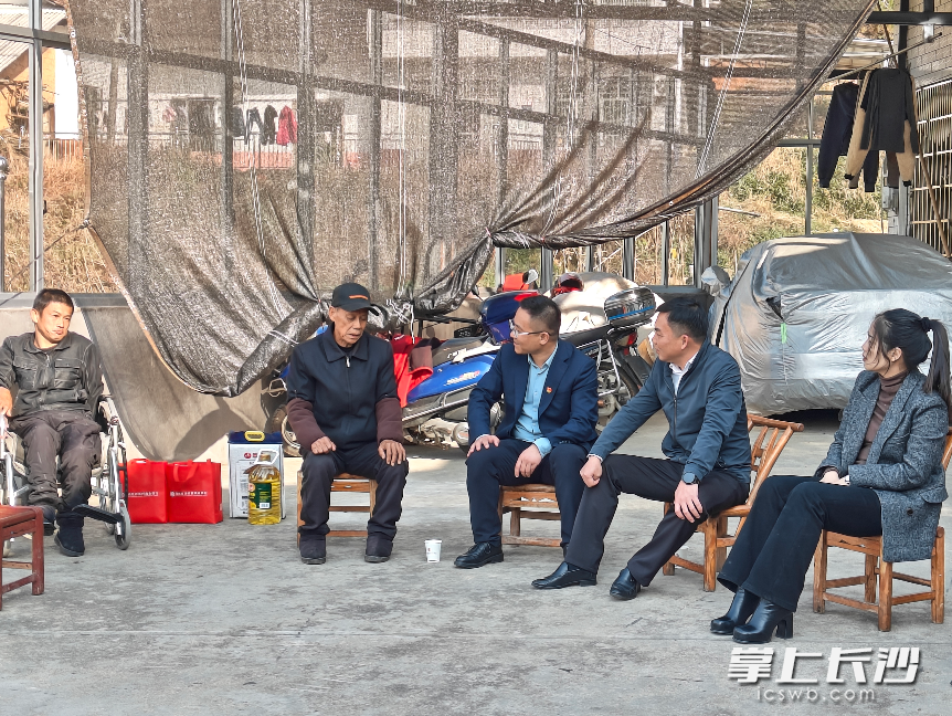 长沙县委宣传部(文明办)联合星沙农商行带着慰问金和物资,来到长沙县金井镇看望困难好人罗长生,为他送上温暖与关怀。 长沙县委宣传部(文明办)联合星沙农商行带着慰问金和物资,来到长沙县金井镇看望困难好人罗长生,为他送上温暖与关怀。