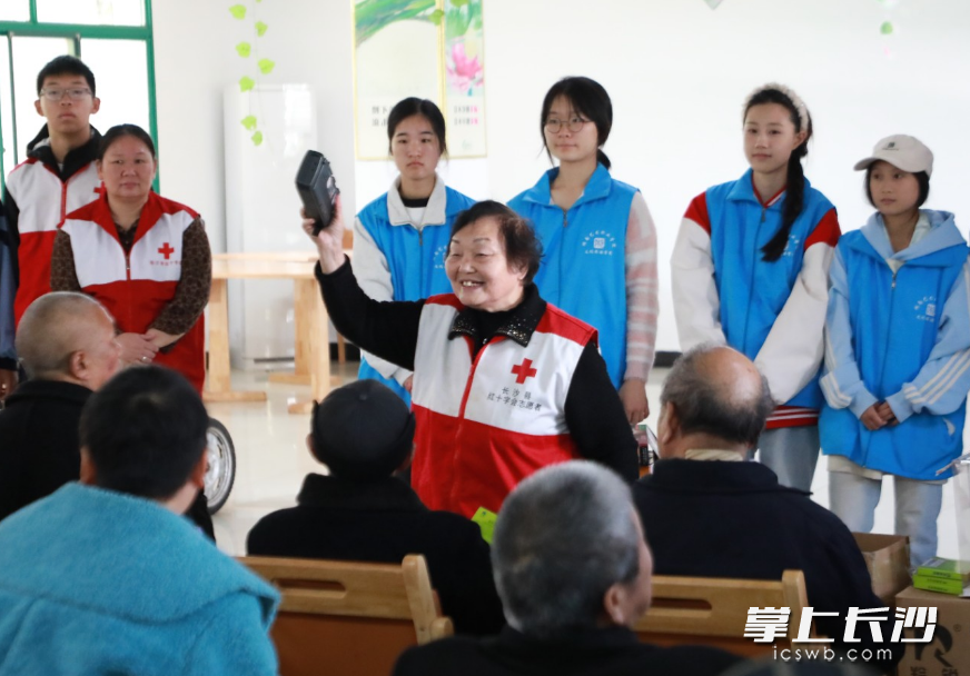 “长沙好人”“长沙县道德模范”文池珍慰问长沙县双江敬老院的老人们,完成了16年,走遍26家敬老院的心愿。 “长沙好人”“长沙县道德模范”文池珍慰问长沙县双江敬老院的老人们,完成了16年,走遍26家敬老院的心愿。