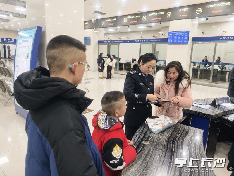 专场吸引不少上班族前来办理证件。长沙晚报全媒体记者 张洋子 通讯员 李纪伟 摄