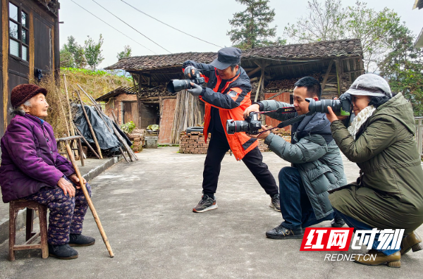 2月3日，湖南省怀化市中方县摄影家协会摄影志愿者在该县铁坡镇江坪村，为103岁的杨仁秀老人拍照。田文国.jpg