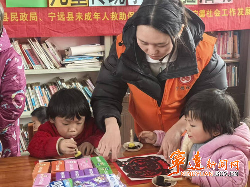 宁远县民政局：牵手小童心 欢乐迎新年_副本500.jpg