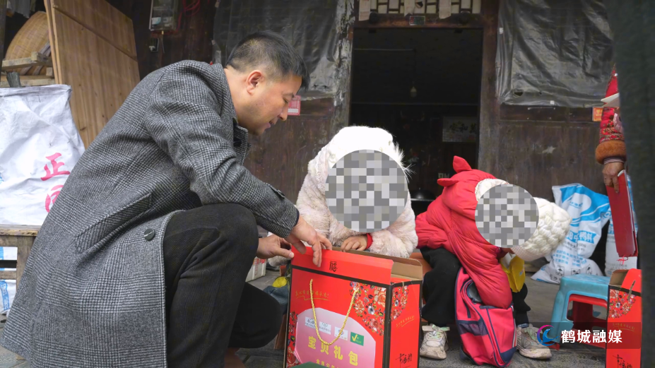 初编 鹤城事实孤儿温暖包.mp4_000055.956.png