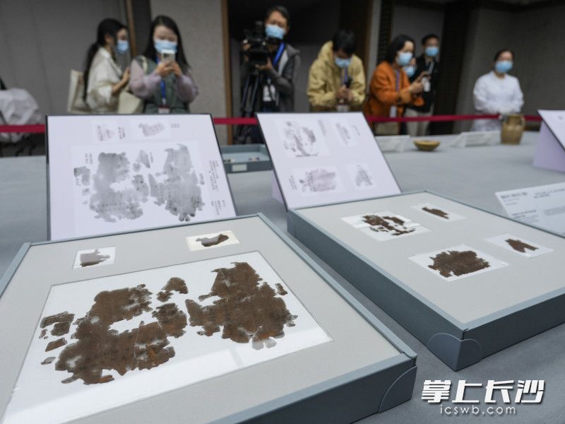 长沙子弹库战国帛书第二、三卷《五行令》与《攻守占》正式入藏湖南省博物馆。 长沙晚报全媒体记者 邹麟 摄 长沙子弹库战国帛书第二、三卷《五行令》与《攻守占》正式入藏湖南省博物馆。 长沙晚报全媒体记者 邹麟 摄