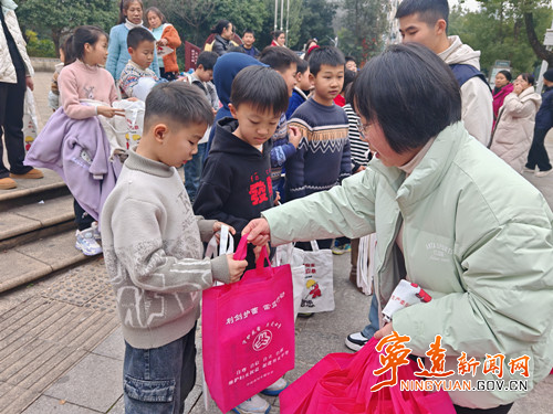 宁远：把爱带回家 暖心护航伴成长_副本500.jpg