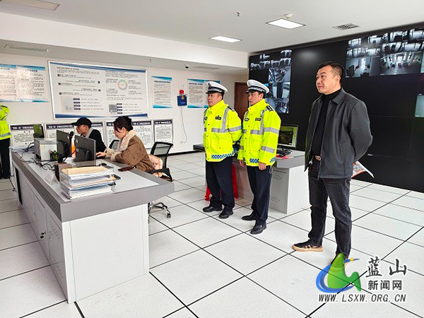 蓝山公安交警：客运查宣同步，护航春运返程平安.jpg