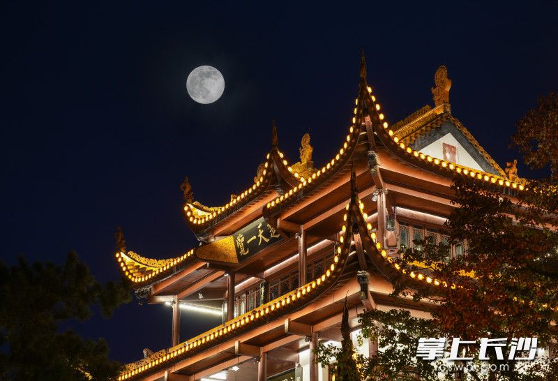 “超级月亮”与天心阁浪漫同框。 长沙晚报全媒体记者 邹麟 摄 “超级月亮”与天心阁浪漫同框。 长沙晚报全媒体记者 邹麟 摄