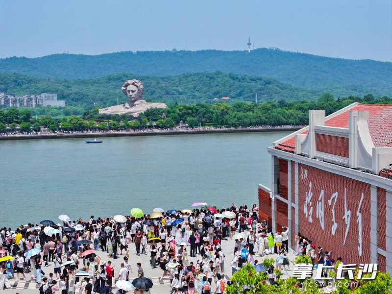 恰同学少年广场热闹非凡。 长沙晚报全媒体记者 邹麟 摄 恰同学少年广场热闹非凡。 长沙晚报全媒体记者 邹麟 摄