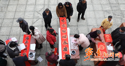 宁远：墨香传情送春联 志愿服务暖寒冬_副本500.png