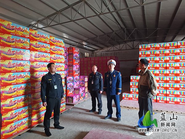 【新春走基层】蓝山县多部门联合开展节前烟花爆竹消防安全专项检查.jpg